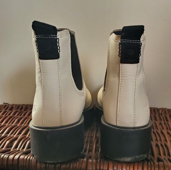 UGG Chelsea Boots - white - Size 10 - Picture 2 of 3